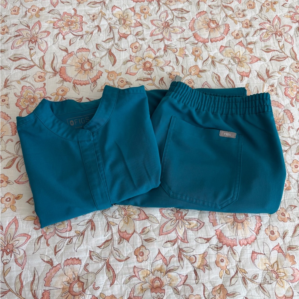 Figs Pacific Blue scrub set.